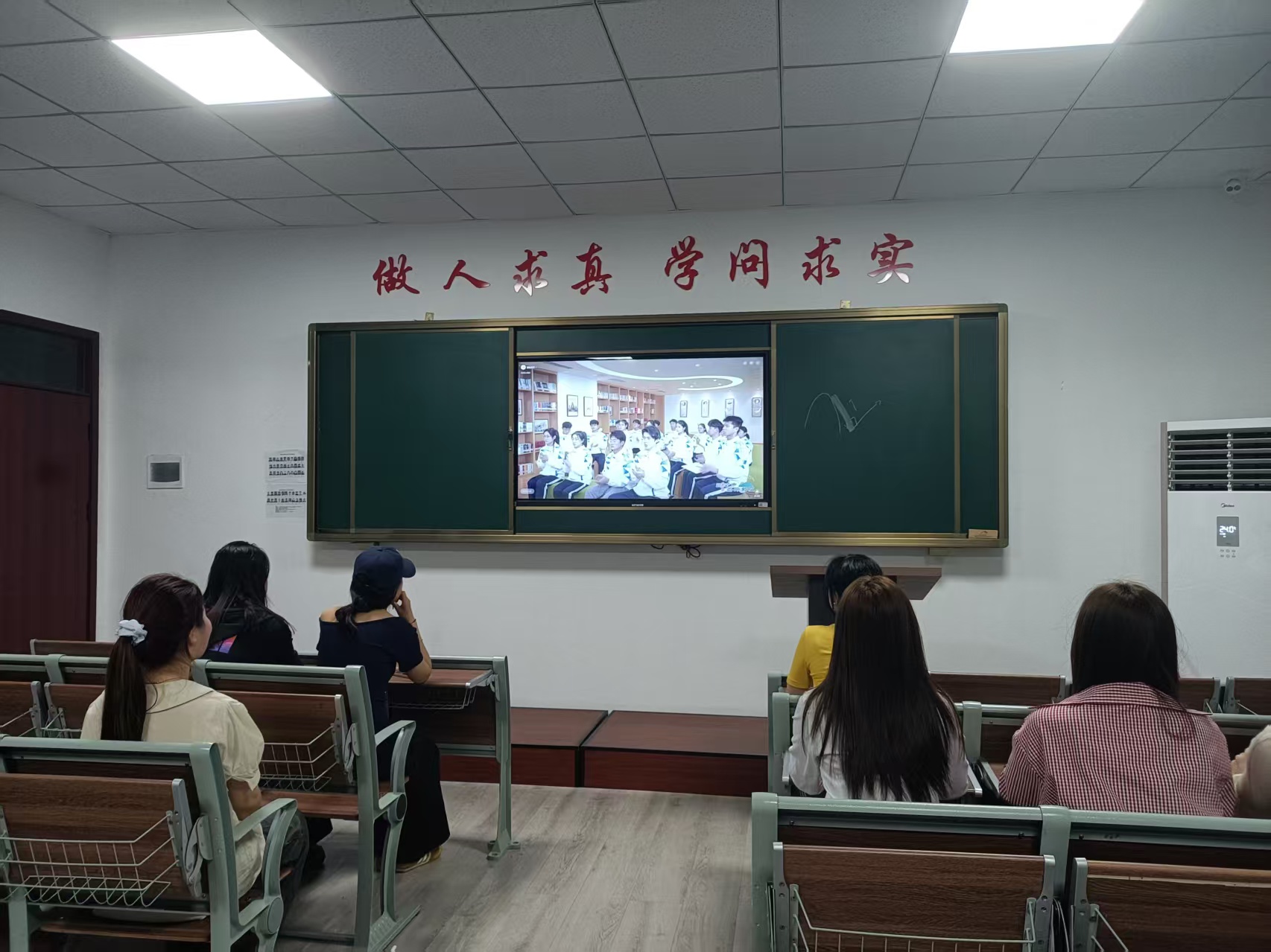 商学院观看照片.jpg