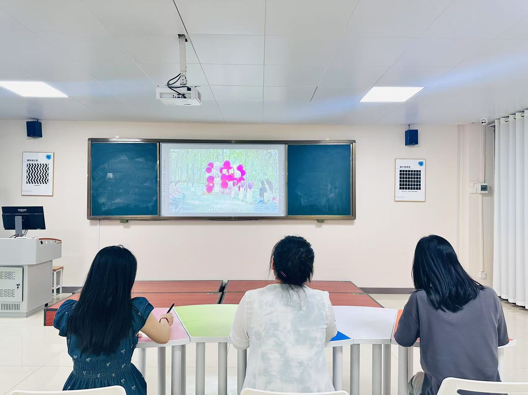 我校组织师生观看 “与爱同行，青春如歌”主题心...