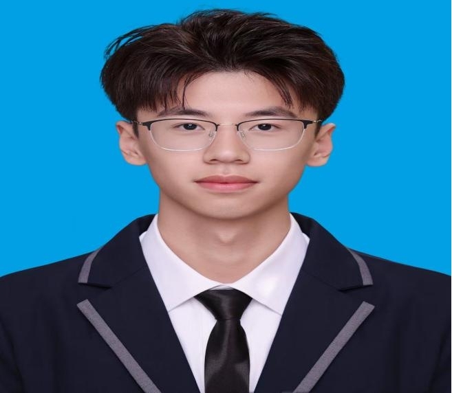 彭熙博 应用电子技术2401班 班长.jpg