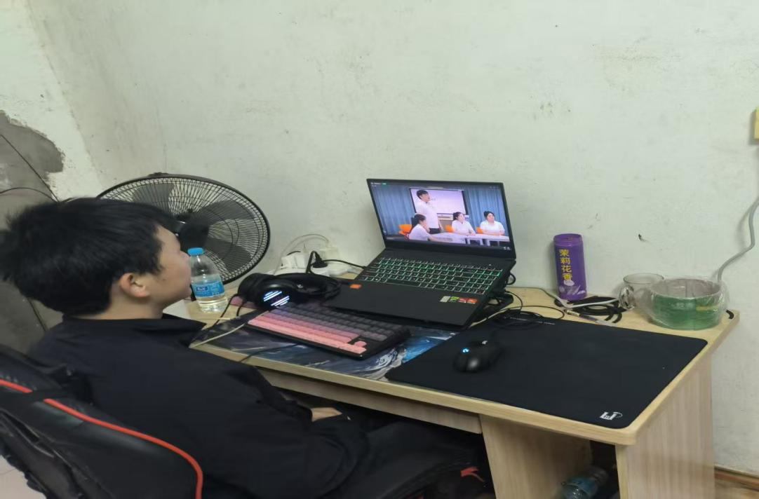 黄梦成22级汽修1班.jpg