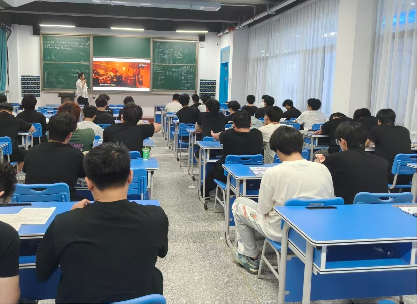 人工智能学院——“以火砺心，向阳而行”心理观影活动.jpg