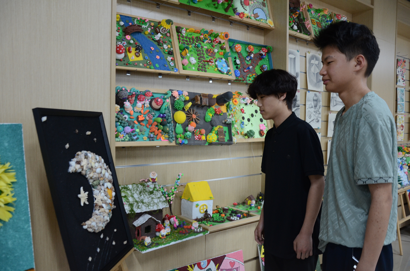 参观展览.jpg